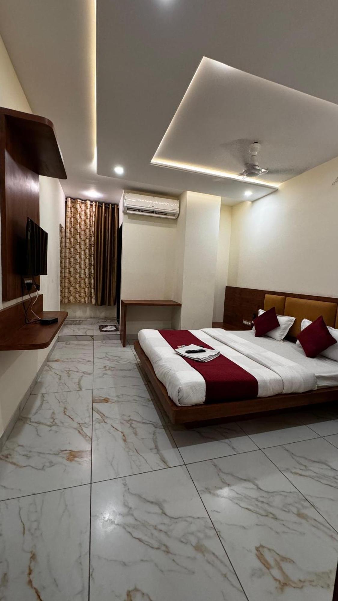 Hotel Prakasham Ujjain Zewnętrze zdjęcie