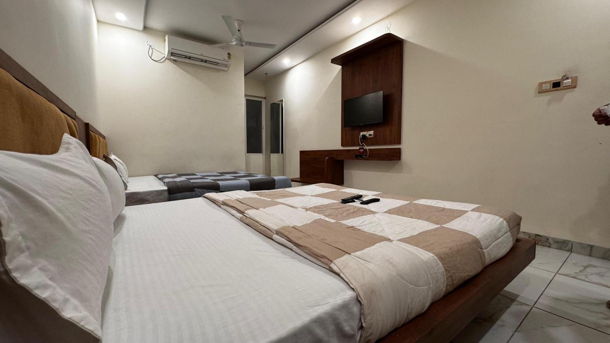 Hotel Prakasham Ujjain Zewnętrze zdjęcie
