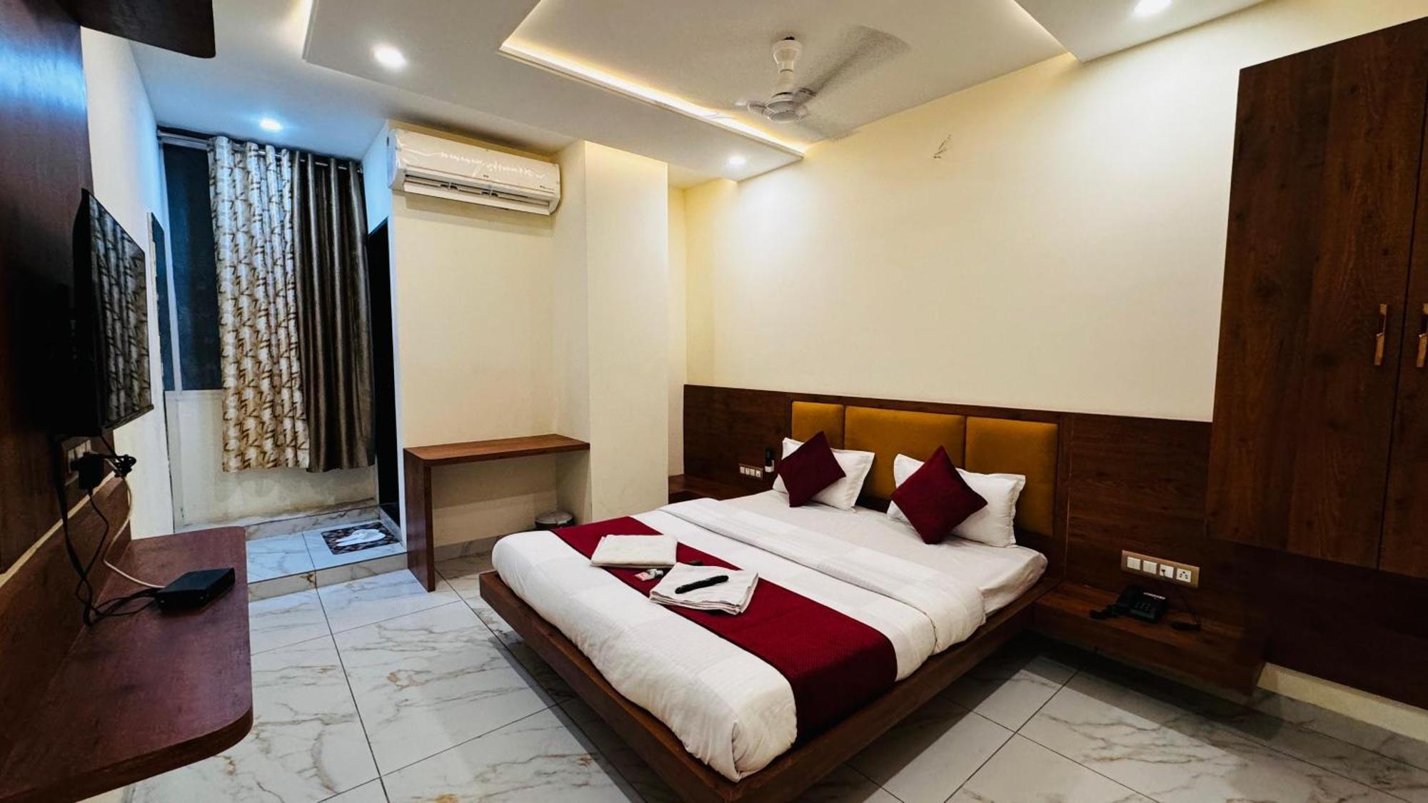 Hotel Prakasham Ujjain Zewnętrze zdjęcie
