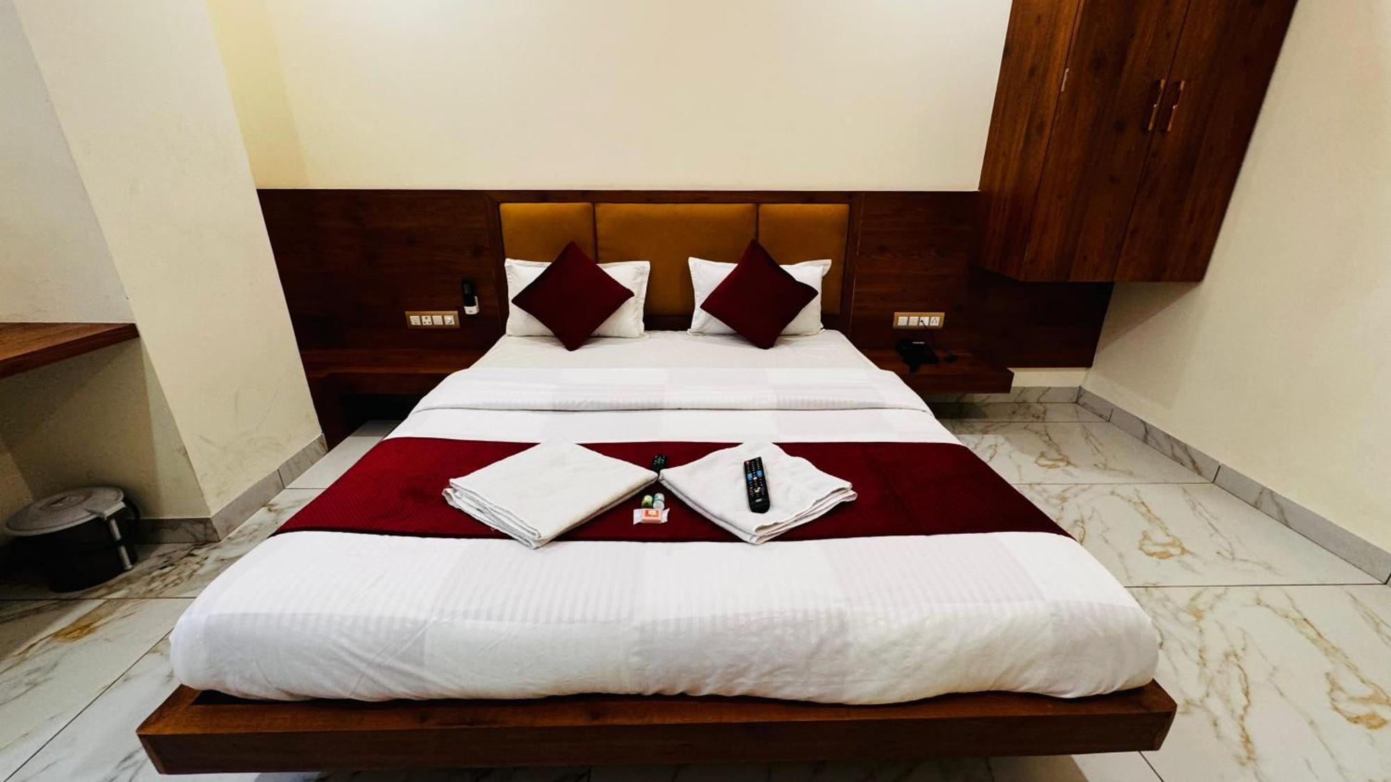 Hotel Prakasham Ujjain Zewnętrze zdjęcie
