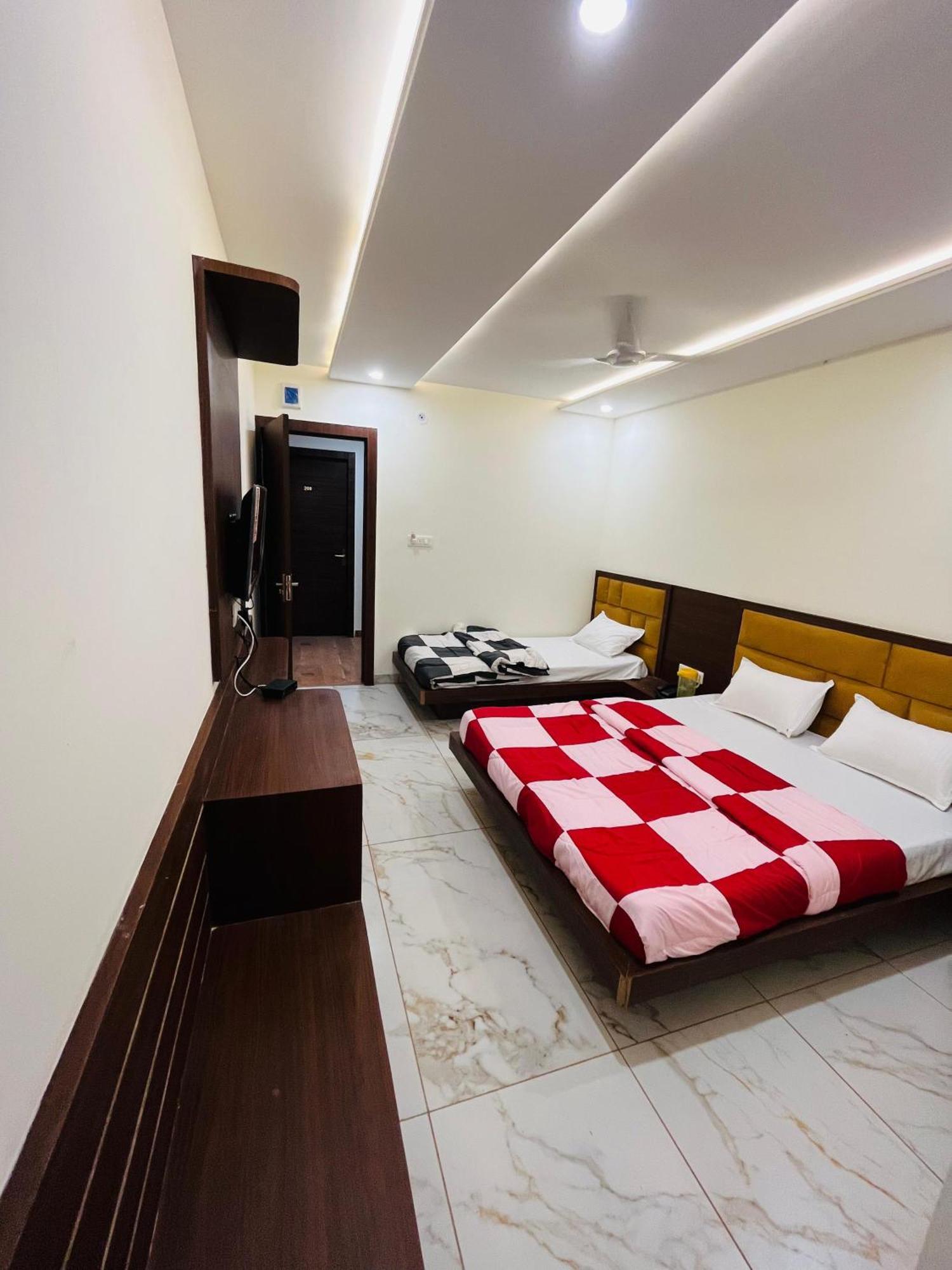 Hotel Prakasham Ujjain Zewnętrze zdjęcie