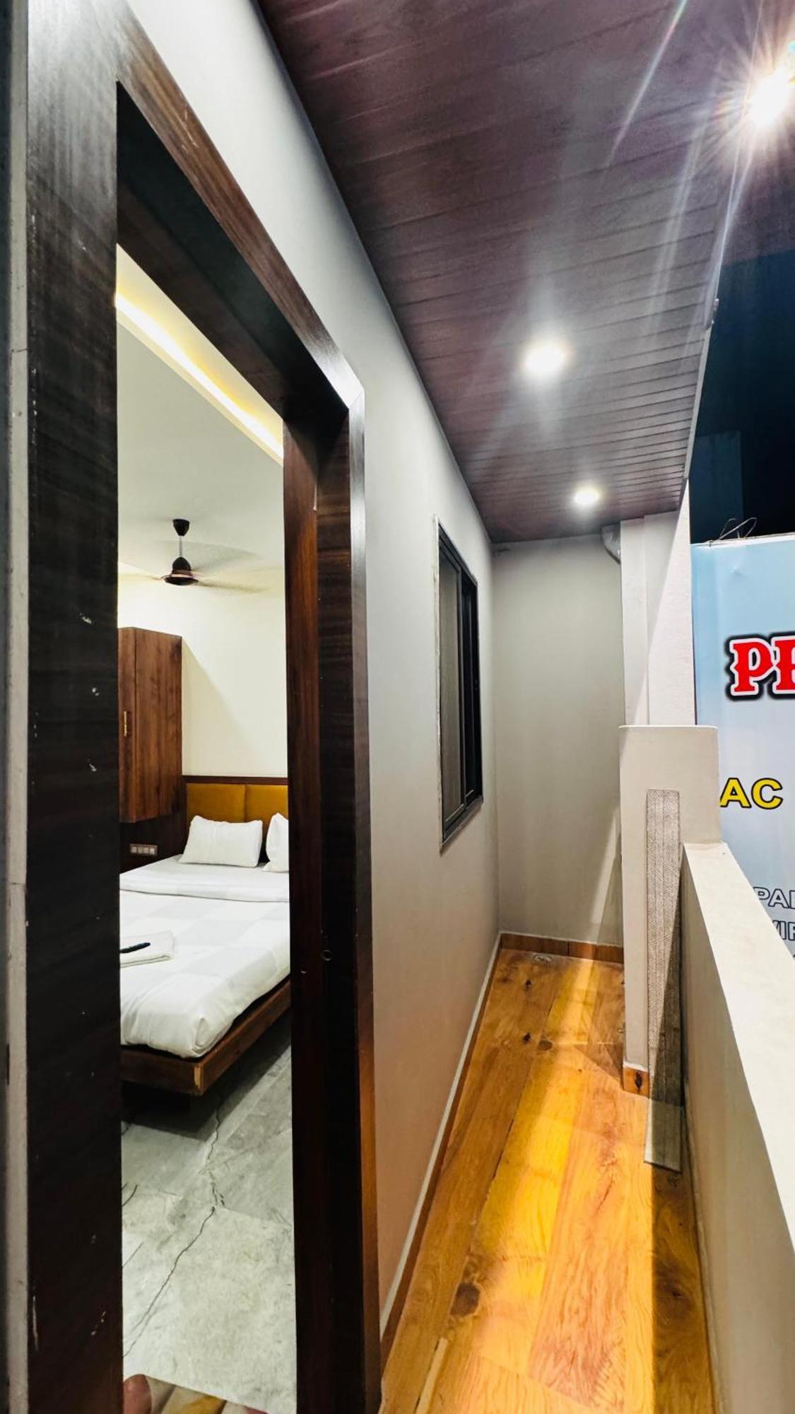 Hotel Prakasham Ujjain Zewnętrze zdjęcie