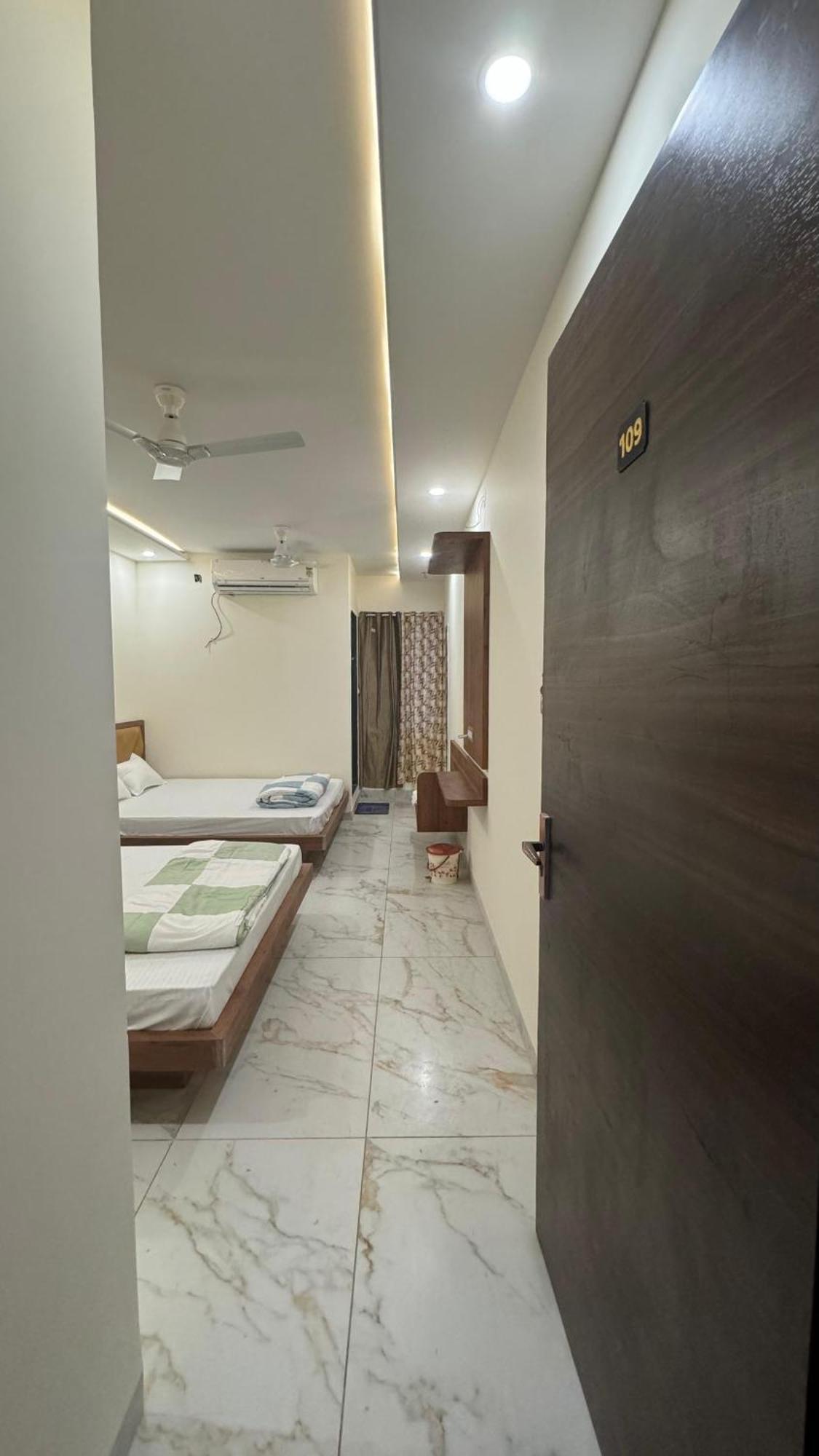 Hotel Prakasham Ujjain Zewnętrze zdjęcie