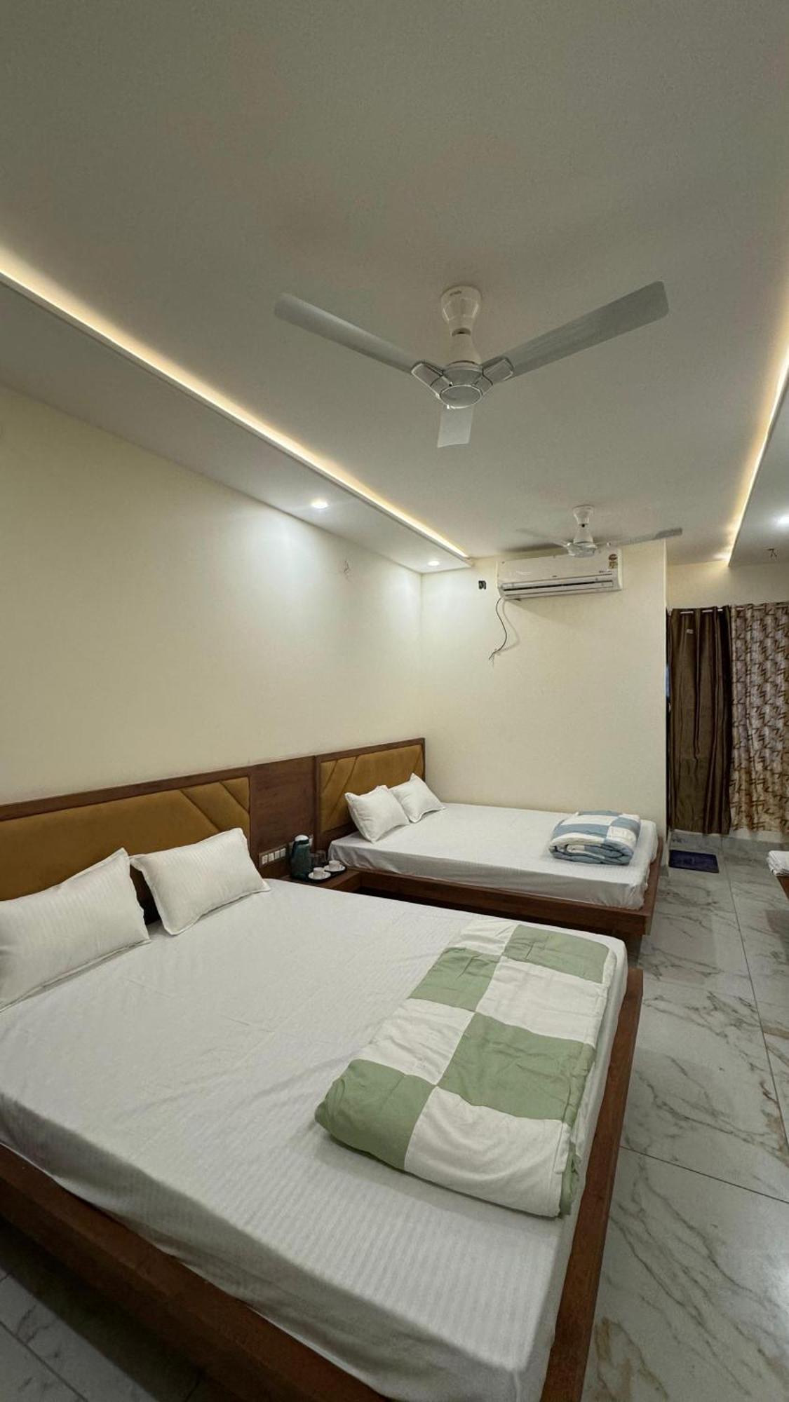 Hotel Prakasham Ujjain Zewnętrze zdjęcie
