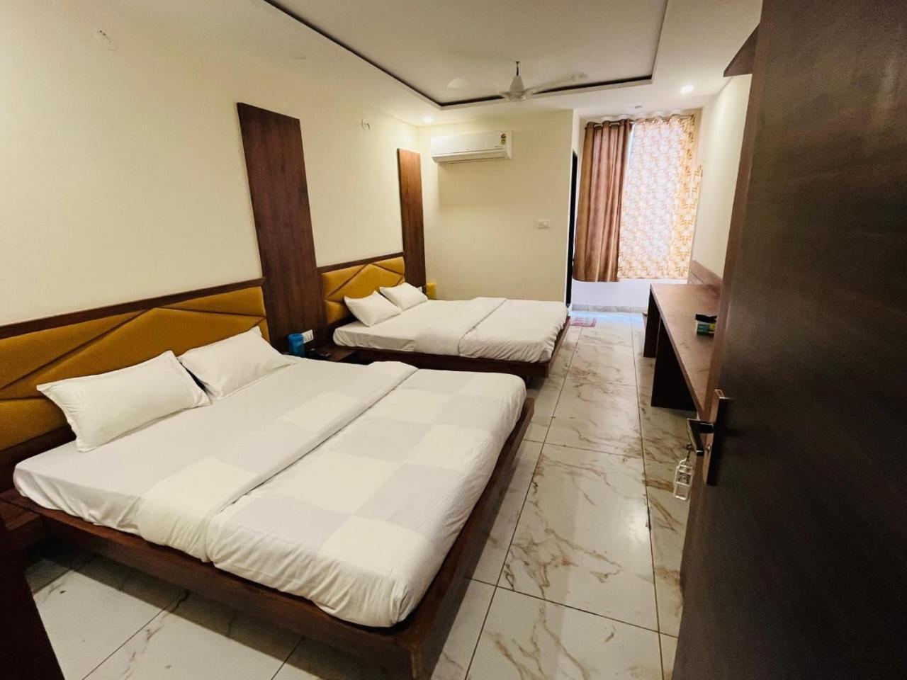 Hotel Prakasham Ujjain Zewnętrze zdjęcie