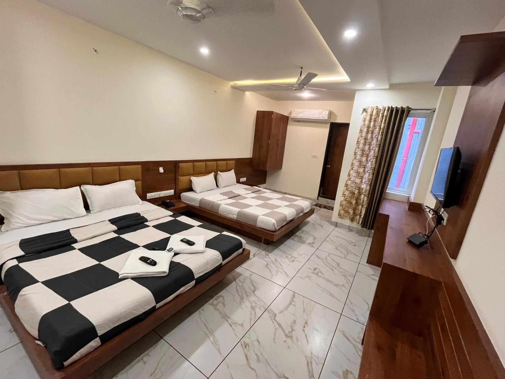 Hotel Prakasham Ujjain Zewnętrze zdjęcie