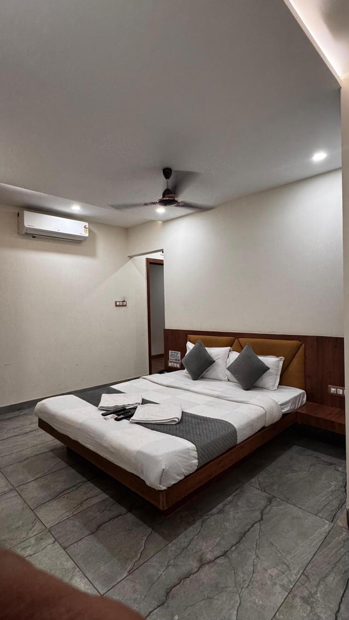 Hotel Prakasham Ujjain Zewnętrze zdjęcie